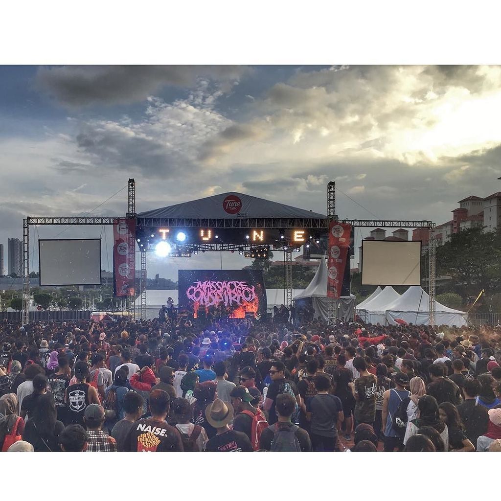 Jenn_Thompson's tweet photo. The calm before the storm... @mc16band slayed it on stage... metalcore at itโs best! Stay Metal!
#RTW17 #TTxRTW @rocktheworldmy @tunetalk @rakudotmy @crap.tv @rottwmagazine @redbullmy https://t.co/S2lGhiUlge https://t.co/98ZkaqZ5wb