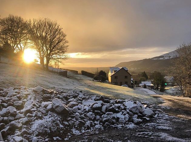 There’s a tree down on the Crickhowell Road (outside Llangatock) crews are en route to remove it now