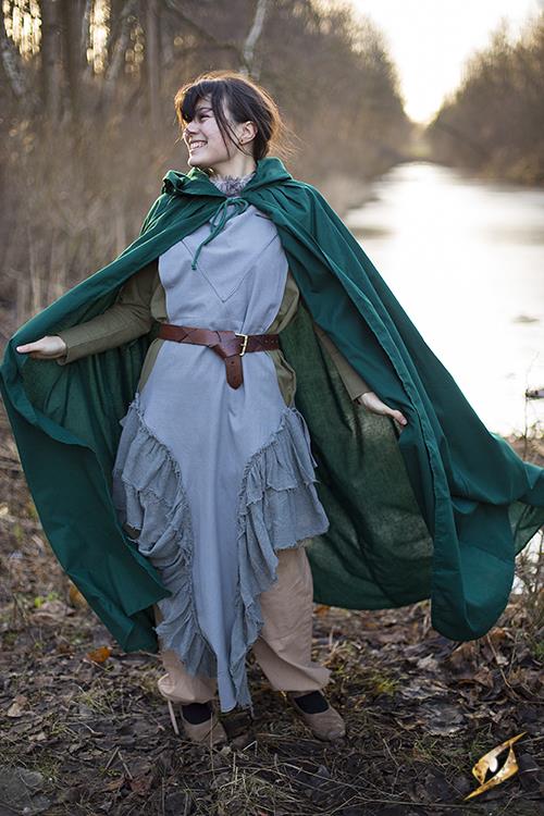 冒険心をくすぐるお店 コノス 新規委託募集中 Twitterren 通販サイト コノス 夕焼けファンタジー祭り Rfb Cape Arthur Dark Green L Xl 古典的形状 裾を翻しつつ最高の雰囲気を纏え 長めの裾を持つ 古典的西洋ファンタジーの形を継承したケープです フードを