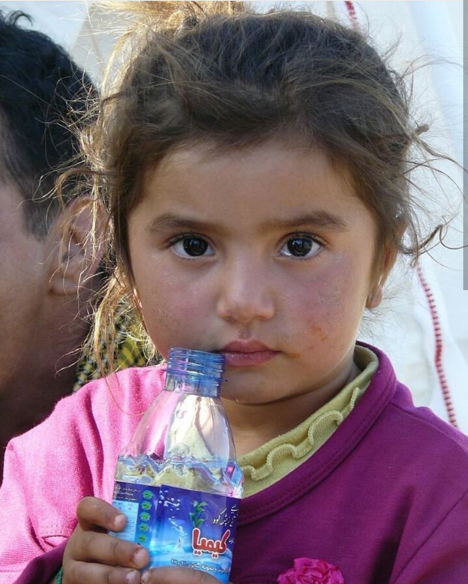 Paying on their ruined houses, Kurdish kids have only their toys as friends. They have nothing now as their houses were destroyed by an earthquake in #Kurdistan's #Kirmashan/#Kermanshah.

NO INTERNATIONAL AID.
#KurdistanEarthquake