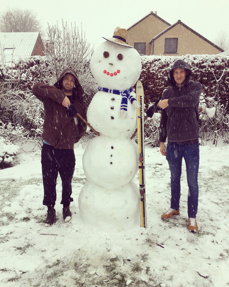 Broers genieten van de eerste sneeuwpret ⛄️❄️ #MNM1000 #Juul #2m15