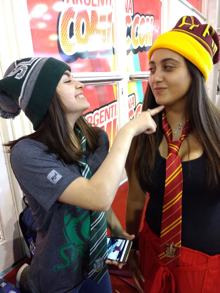 CamiSfriso's tweet photo. Eternos rivales #ArgComicCon #Slythering #Gryffindor https://t.co/CQCklCnxSf