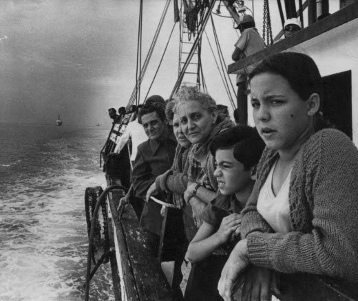 #ExigimosNuestrosDerechos de no ser considerados "cubanos de dentro" y "cubanos de fuera", segregados por vivir en un lugar o en otro, estigmatizados en la legalidad por el lugar donde tenemos nuestro domicilio, despojados de la posibilidad de votar si estamos en el extranjero.