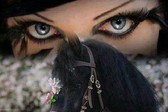 شــــرقية  أنتي ..
و فــي عــينيك يحتفــل الغــرور بـ مــولـده .!!!