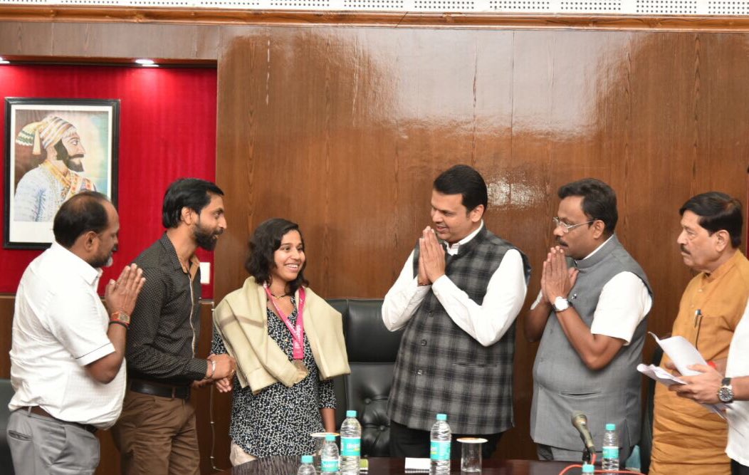 CMOMaharashtra's tweet image. CM @Dev_Fadnavis and Ministers meet, interact and congratulate Kanchanmala from Nagpur who made our Nation proud by becoming the First Indian to clinch gold at World Para Swimming Championship.