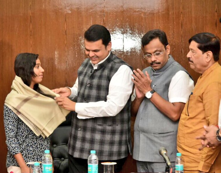 CMOMaharashtra's tweet image. CM @Dev_Fadnavis and Ministers meet, interact and congratulate Kanchanmala from Nagpur who made our Nation proud by becoming the First Indian to clinch gold at World Para Swimming Championship.