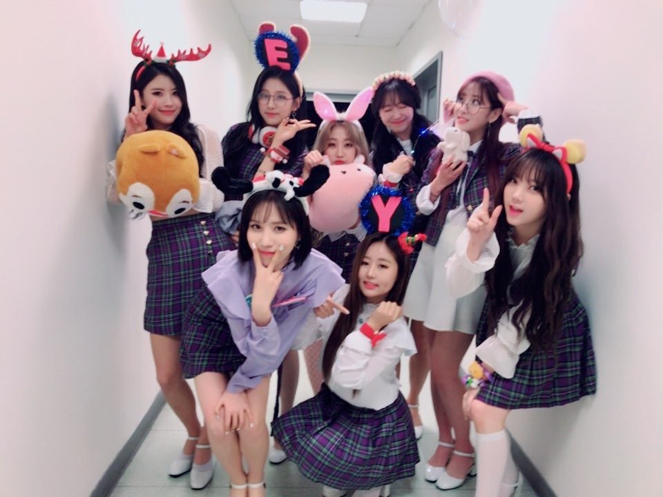 Official_LVLZ's tweet photo. [#Lovelyz] #러블리즈 는 대만 팬사인회 마치고 이제 공항으로 슝슝✈ 대만에서 주신 큰 사랑 잊지 않고 간직하겠습니다🙏 다음 번에는 대만에서 콘서트 하는 그 날까지! 기다려주실거죠?
#대만_러블리너스_사랑해요💕 https://t.co/Bykir0PWsY