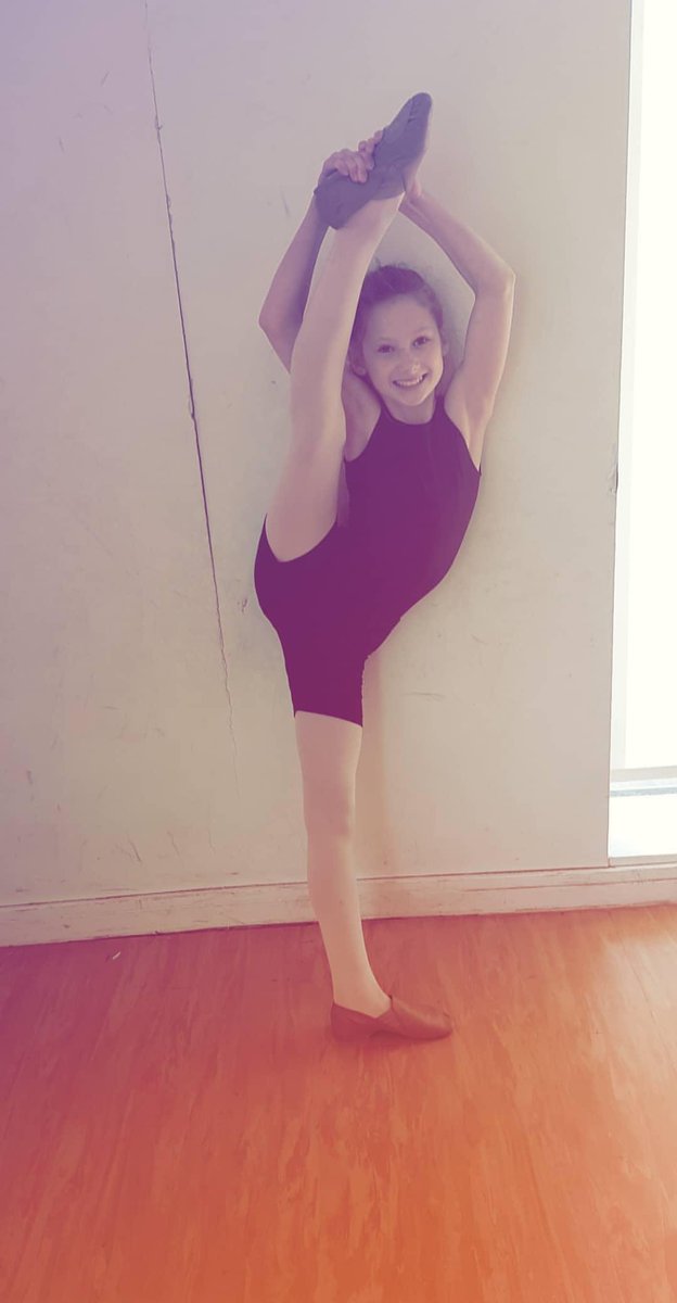 AmyMcIntosh4's tweet photo. It was cold, it was icy and the studio was freezing. These girls still have it their all in their #ballet apparel #rad #balletdance #screenshotsaturday https://t.co/bHLnUe5eEb