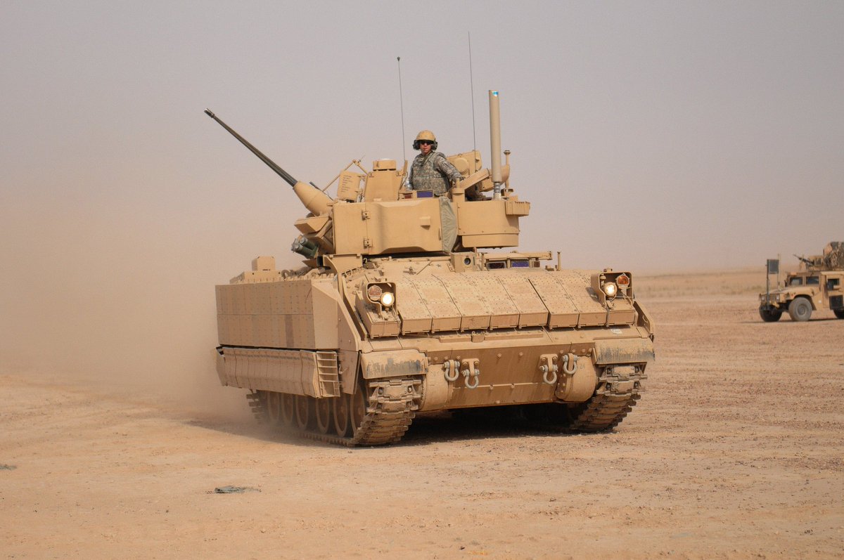 陸海空の兵器bot M2ブラッドレー歩兵戦闘車 米 重量30 4t 全長6 55m 速度66km H アメリカで開発された 歩兵戦闘車 主武装にm242 25mm機関砲とtow対戦車ミサイルを備え M1エイブラムスに随伴可能なスピードを維持でき走破性能にも優れている T Co 陸海空の兵器bot M2ブラッドレー歩兵戦闘車 米 重量30 4t 全長6 55m 速度66km H アメリカで開発された 歩兵戦闘車 主武装にm242 25mm機関砲とtow対戦車ミサイルを備え M1エイブラムスに随伴可能なスピードを維持でき走破性能にも優れている T Co