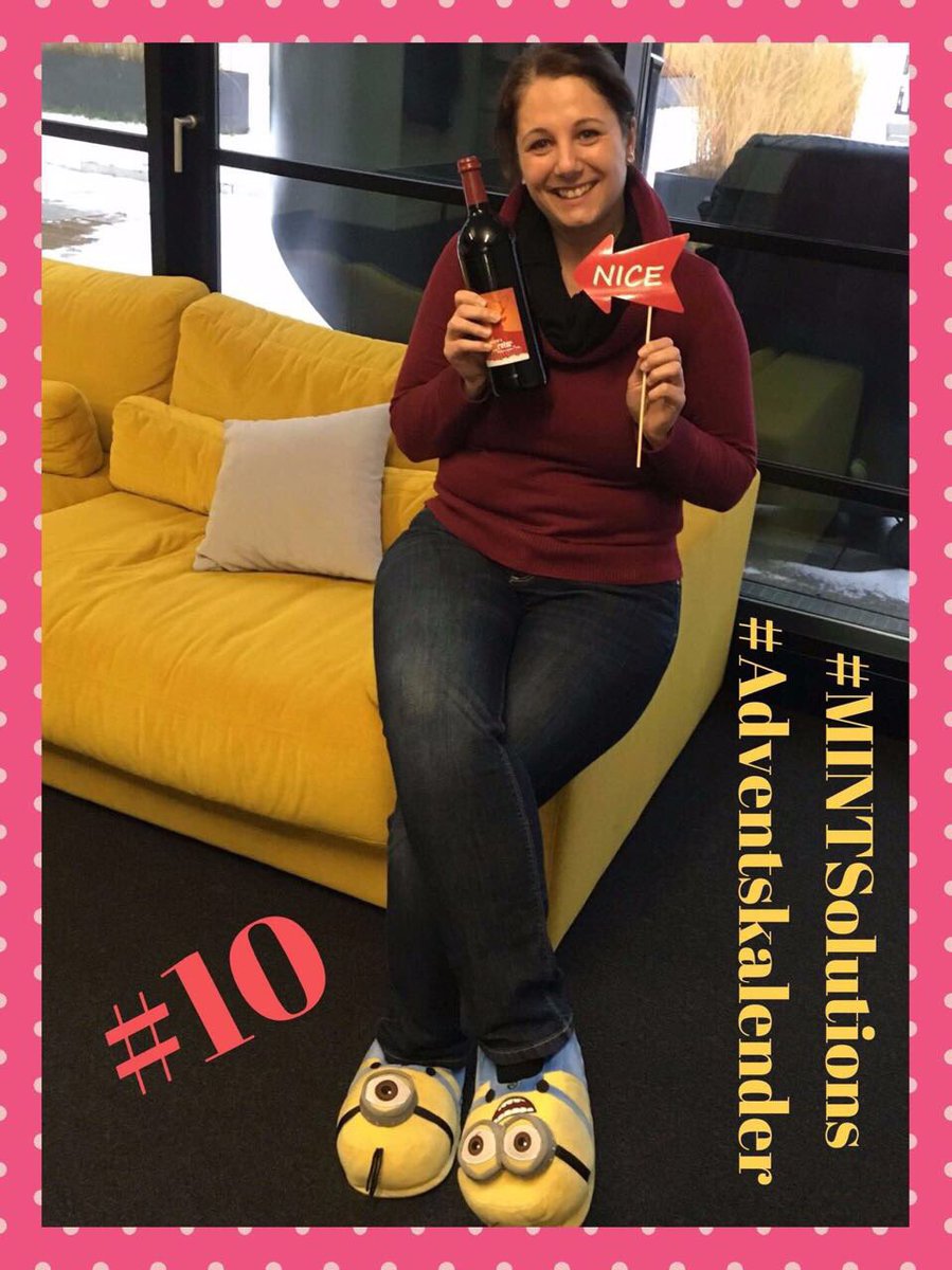 MintSolGmbH's tweet photo. #MINTAdventskalender
Yvonne öffnet Tür Nummer 10 und ist wunschlos glücklich. Da sie schon Ihr bestes Weihnachtsgeschenk an hat und damit uns Kollegen allen eine Freude macht: Minions Büro Hausschuhe! Na das ist wirklich schwer zu toppen ... #employerbranding #mintsolutions https://t.co/bXxbU7xbZf