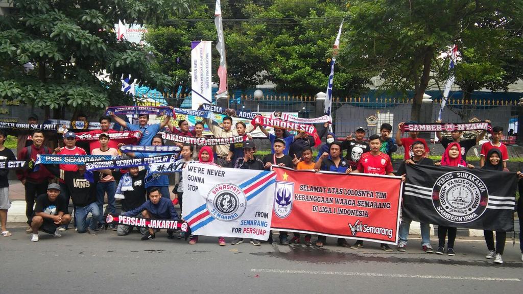 BanaspatiSMG54's tweet photo. Acara penggalangan dana untuk korban bencana alam tadi pagi di CFD oleh seluruh elemen supporter local di Semarang, semoga bermanfaat 🙏 https://t.co/5fxoBSNjQN