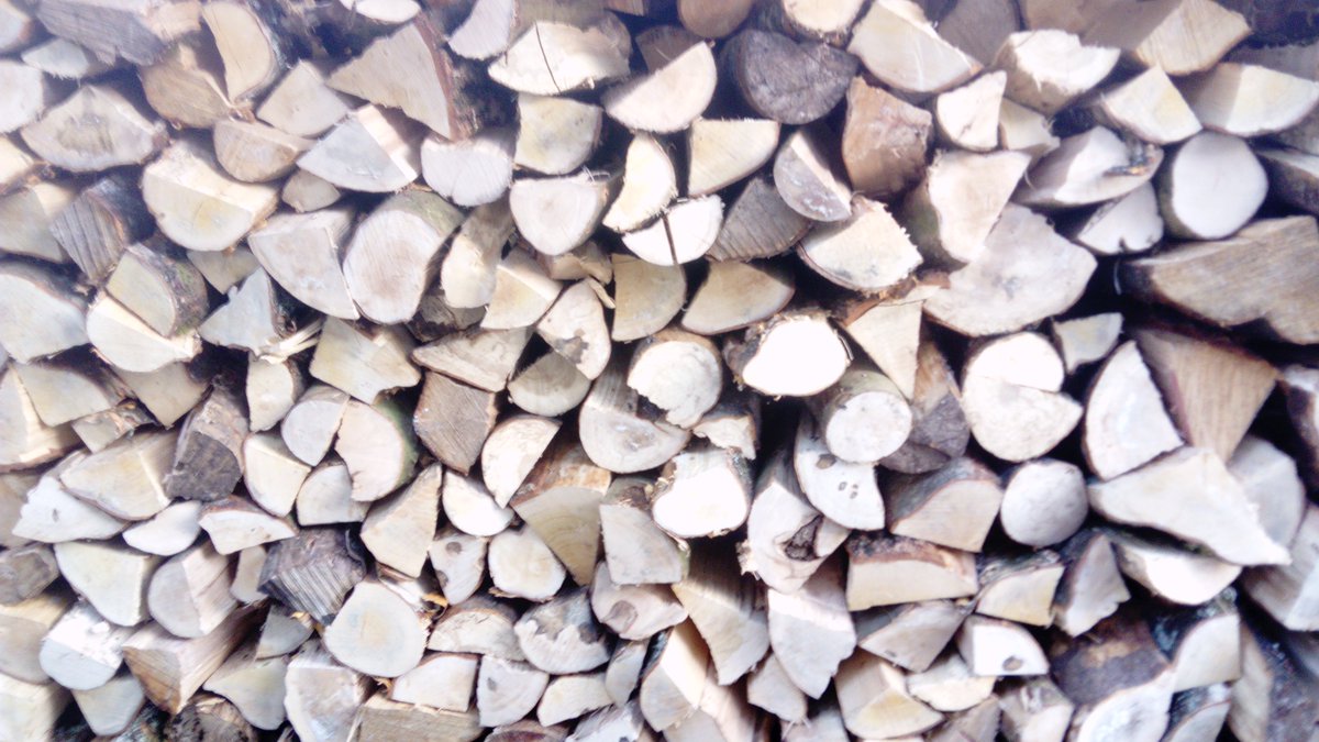 Nice load delivered to Twyford...... We have plenty of dry wood in stock, ready for Christmas 🎄