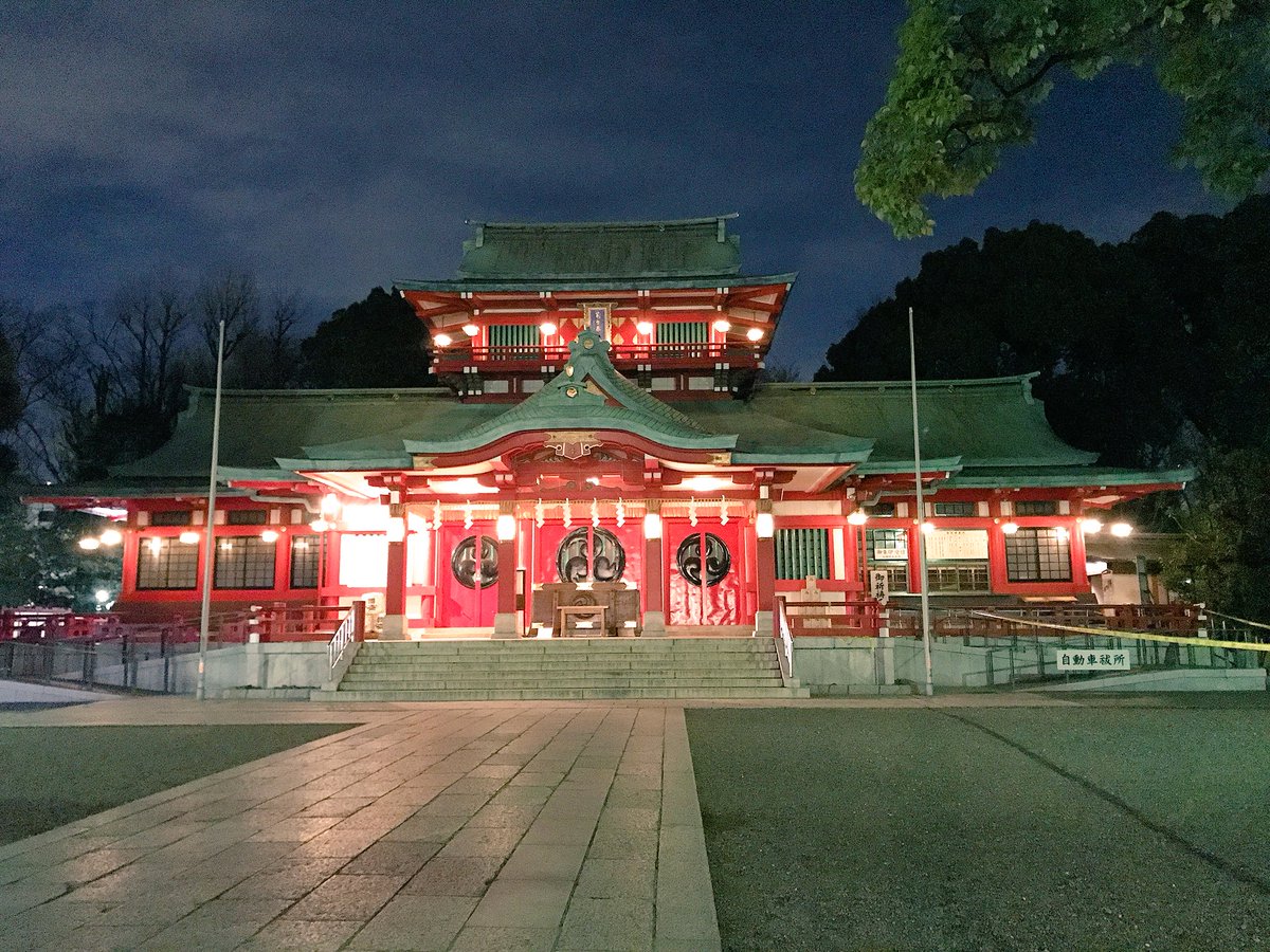 今回の富岡八幡宮の事件、思うところがあり、現場の空気を吸いに行ってきました。

報道陣や野次馬たちで混沌としているかと思いきや、鳥居の下にゲイシャが一人、物憂げに佇んでるだけでした。

近代稀にみる、イヤ〜な事件です。 