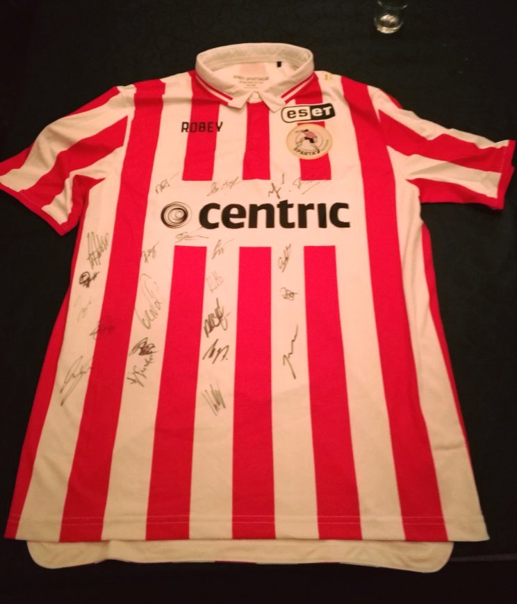 SR_walkingBolsw's tweet photo. Mooi veiling item ,gesigneerd shirt van sparta #SR17 #3FM @SeriousRequest 

https://t.co/PhCFhheW0F https://t.co/bji8adN7WS