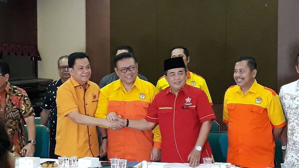Alhamdulillah telah selesai agenda Pernyataan Sikap dan Dukungan Tiga Ormas Trikarya Partai Golkar Untuk MUNASLUB dan Caketum pd Munaslub Partai Golkar 2017. Bersama Bpk Agung Laksono &amp; Bpk Roem Kono.
(Kosgoro-SOKSI-MKGR)
Polonia Jak-Tim,10/12/2017
MAJU TERUS PANTANG MUNDUR