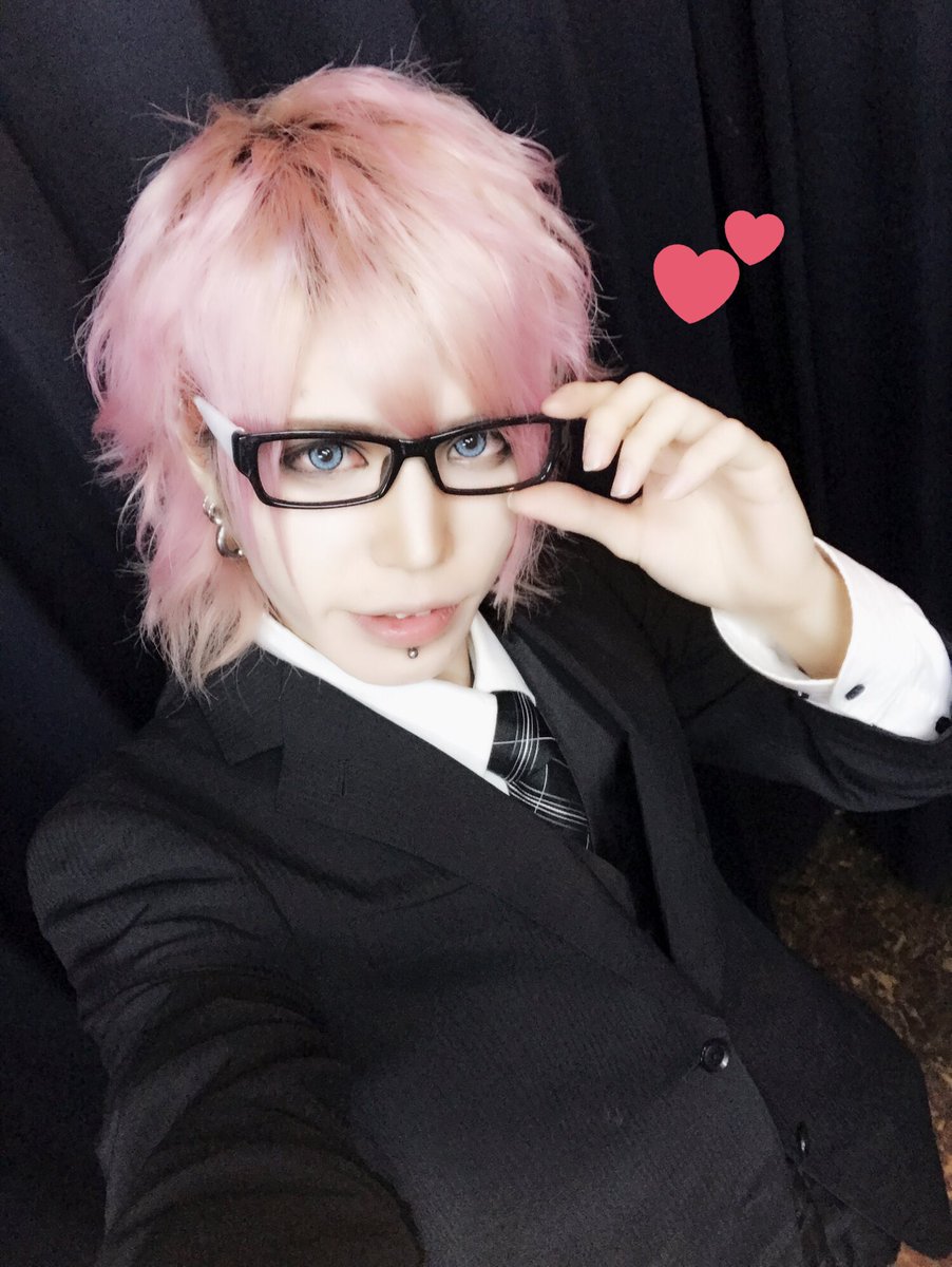 __L__oves's tweet photo. もうむりすきぴ(∩´｡•×•｡`∩)♡
眼鏡スーツとかもう私得すぎる🐰 https://t.co/iH8pNILFsl