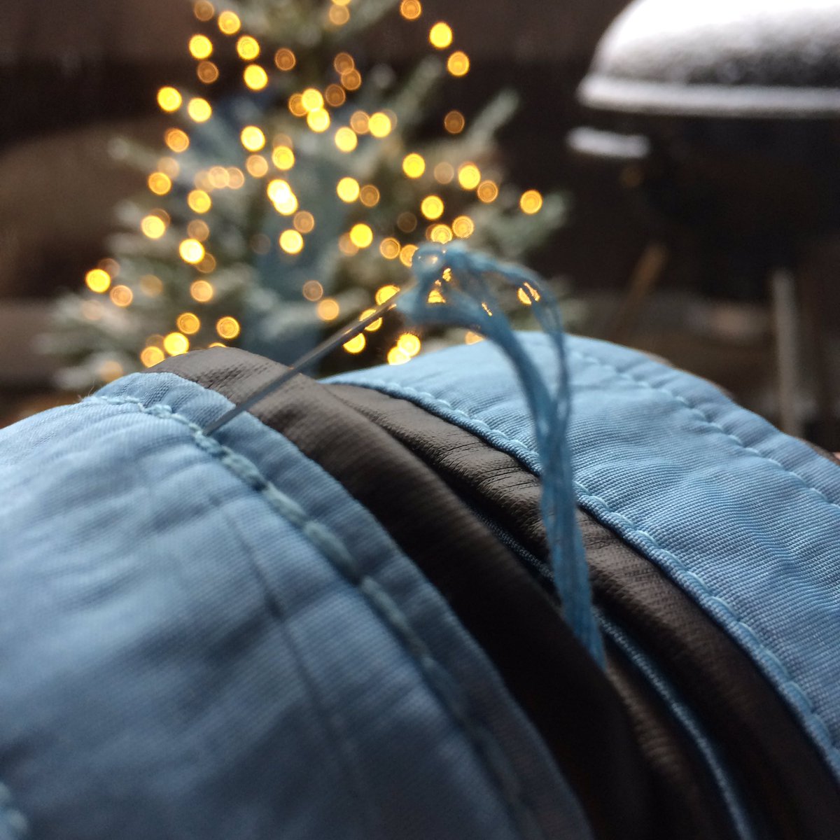 SymphoniaCP's tweet photo. DAY 3:
New piece of embroidery and some Christmas Spirit, with Snow and pretty lights ☺️❄️✨
#50DaysOfEmbroidery #challenge
#embroidery #diy #cosplay #wip
#backstitch #backstitching https://t.co/DmauPbUr64
