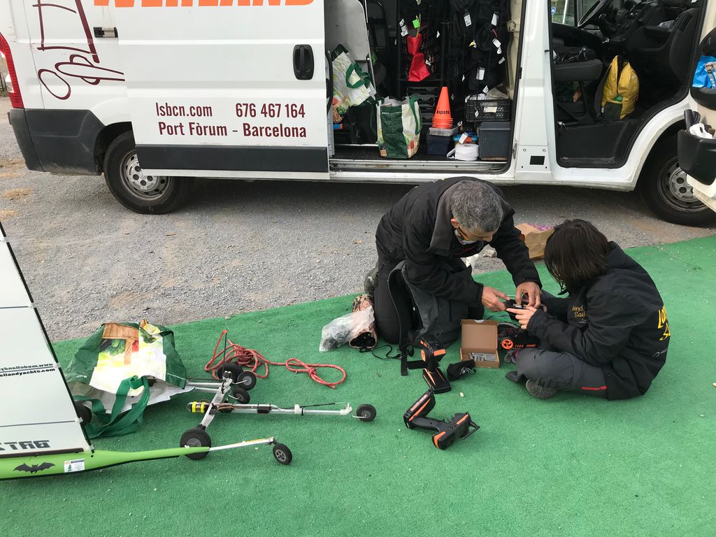 landsailingBCN's tweet photo. Buenos días!!! No hace frio. Tampico viento, así q preparamos a nuestros pequeños. https://t.co/biGdO4TTmo