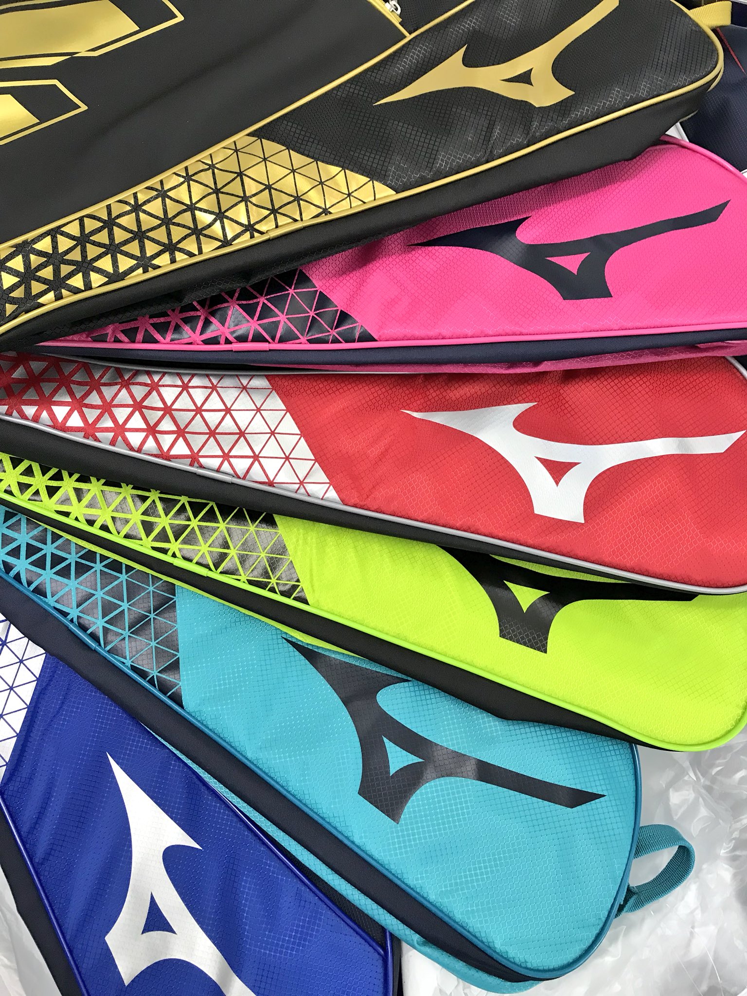 Twitter 上的 ラケットや ミズノのラケットバッグ入荷 サイズはラケット6本分です カラーバリエーション豊富なので 友達 ペア チームなどでお揃いにしてみるのも良いと思います ミズノ ラケットバッグ テニス ソフトテニス バドミントン T