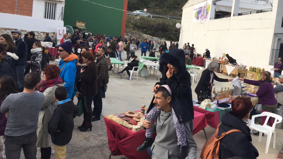 Gran ambient a la Fira de l’oli de #LaVallDeGallinera. Ara mateix contacontes “amb Cè de contes”. #Benialí #VallDeGallinera