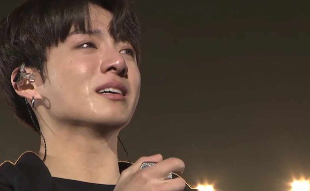 Плачущий юнги бтс. Плачущий бтс. Бтс хосок плачет. Чонгук из бтс плачет. Рыдания бтс.