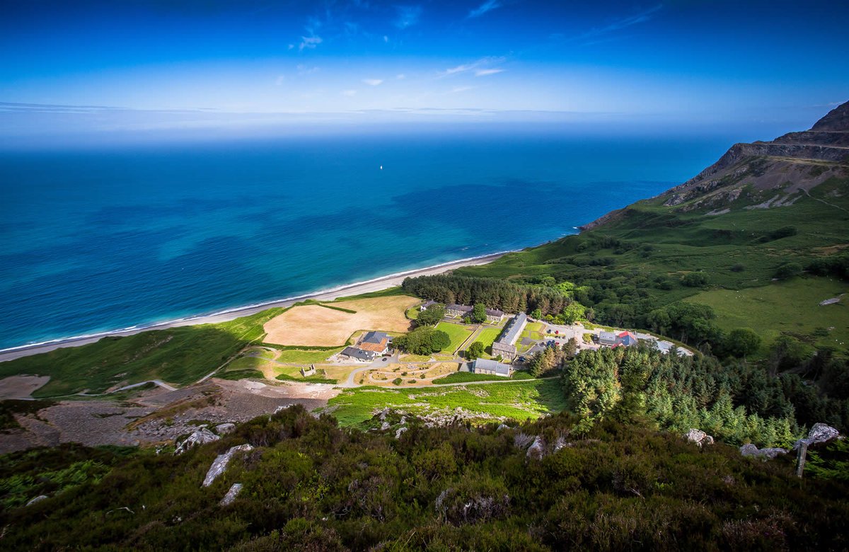 PeterMacreadie's tweet photo. The things we do for the love of #saltmarsh; boarding plane for 27 hours of flying to make to be at #SaltmarshNET in Wales (Nant Gwrtheyrn). Looking forward to catching up with old colleagues and making some new ones.
#wetlands #bluecarbon #fisheries #coastalprotection https://t.co/8bM8P2Y4yD