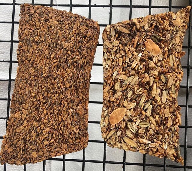 PrimalBakers's tweet photo. These two Vegan Seed Crackers are related but not completely equal 👯😉
#SeedCracker vs #SeedCrackerThins
Same 0.1gr carbs per 100gr
#Vegan #Keto #Omega3
#ItsEasy2bVegan https://t.co/OuWZUkBrmH
