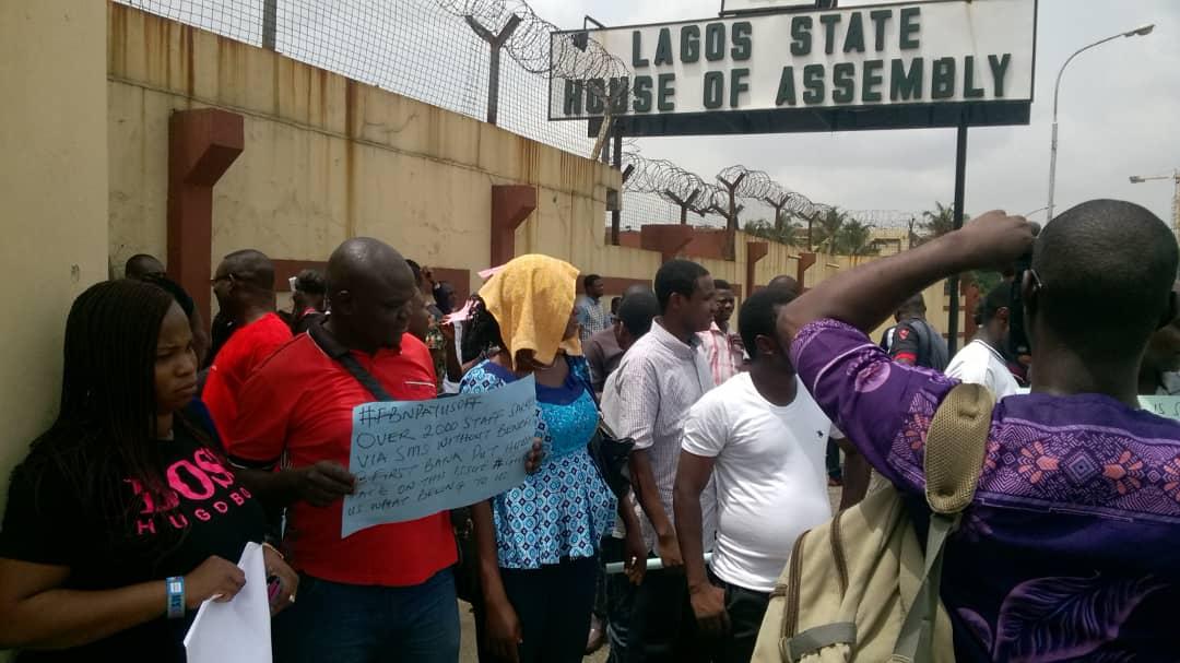 emanuelamana's tweet photo. @enyangthompson1 Look at some of the 3000 youths sacked from @whyte_cleon and @FirstBankngr protesting on the street and interviewed by new correspondent for their 9yrsbenefits @UmarKofarnaisa @olajyd001 
#FBNPayUsOff https://t.co/2M6lfkC1E6