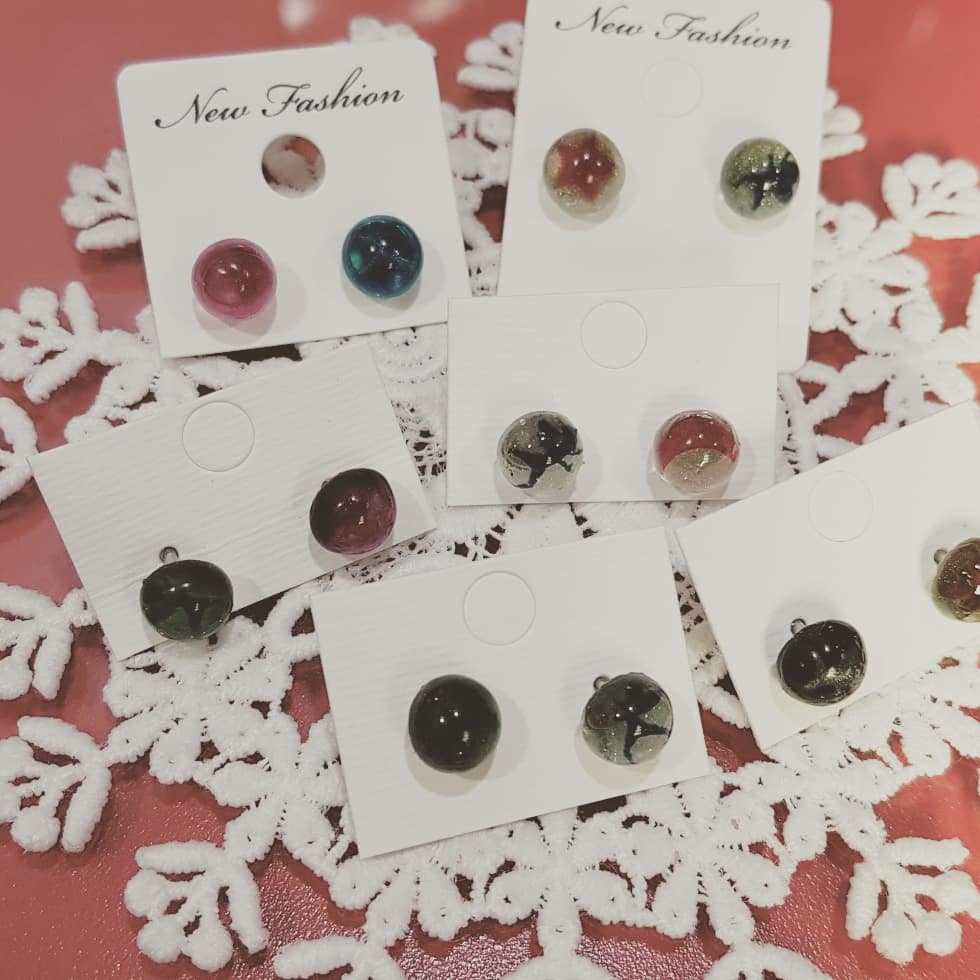 #레진공예
#티타늄  좋은거 아님 안씀
#크리스마스  컬러  컬러노리
#컬러노리  나의 브랜드네이밍 같은
#귀걸이  칙칙한 겨울코트에 포인트
#핸드메이드  로 한개 한개씩
#レジン
#handmade
0.8미리  구모양과  다이아컷팅 스타일 
뒤피어싱도 원하면 양면스타일로 큐빅으로 교체가능