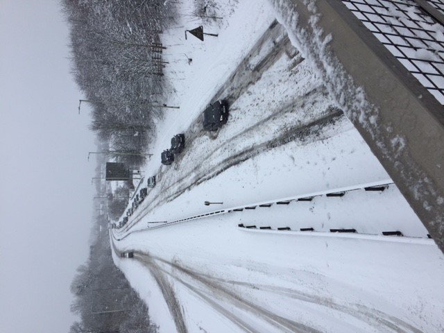 RPBackhouse's tweet image. News from an @berkhamstedsch colleague: avoid A41 -  there is currently a bad pile up; a group of volunteers is helping to clear snow &amp;amp; push cars up Berkhamsted slip road.