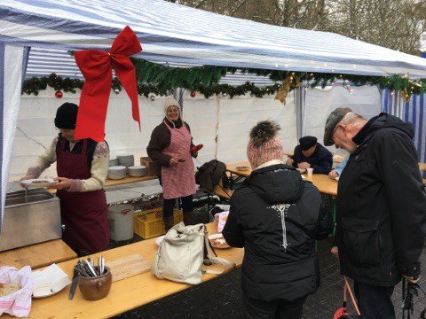 DG_RHH's tweet photo. Am Stand der Dorfgemeinschaft des Weihnachtsmarktes von Rauischholzhausen gab es heißes Wildragout und Kichererbsen-Stew bei winterlichen Temperaturen. https://t.co/BVSAlNnlTW