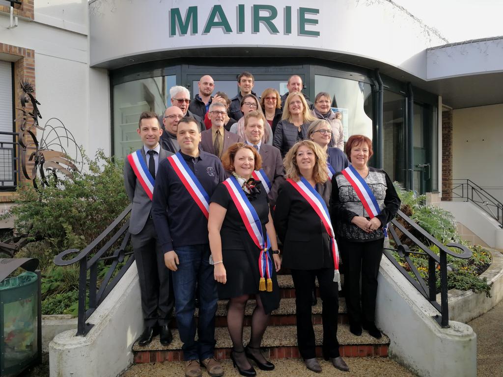 BayaKanane's tweet image. Patricia Bergoldt maire de #BoutignysurEssonne ses maires adjoints et conseillers devant le parvis #Essonne @LeRep91