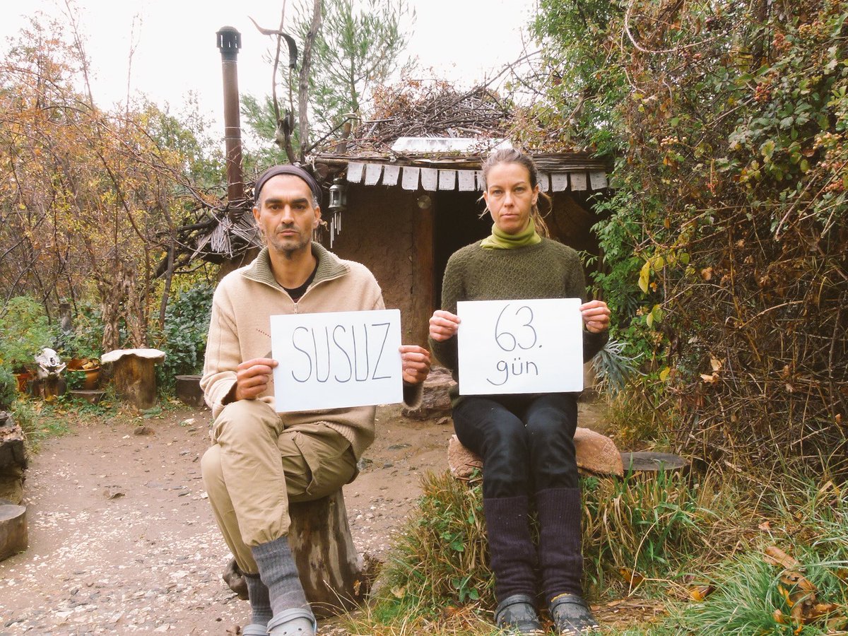 Bugün #DünyaİnsanHaklarıGünü 
Biz etrafımızdaki diğer canlıların yaşamını korumaya çalışan iki ‘insanız.’
HES şirketi arkamızda satın aldığı araziyi kepçe ile kazarak tapulu arazimizin içinden doğal olarak çıkan kaynak suyumuzu kesti. İnsan hakları günün kutlu olsun Türkiye! +