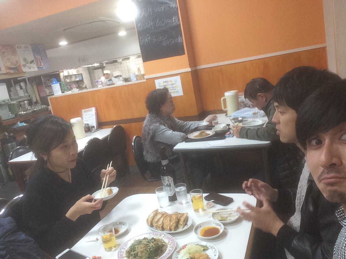OVER_BOILS's tweet photo. ライブ後は餃子の王将で打ち上げ。今年もゆるーく楽しい一年でしたな。あ、Dr.吉野がもうすぐ誕生日です。●●歳になるそうです。 https://t.co/I87xnRVYd4