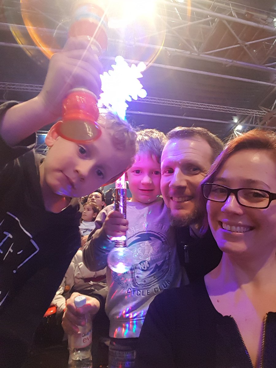 mzgombeaud's tweet photo. Après midi en famille #disneysurglace https://t.co/psgygI5vc8