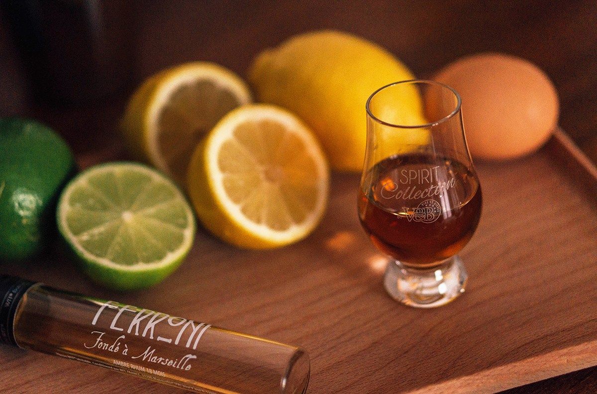 Vous connaissez le Silver Fizz ? Un cocktail très TRÈS simple à réaliser et pourtant si bon. La recette est sur le blog 🍸 bit.ly/2nxbQa4 // poke <a href="/VandBOfficiel/">V and B</a>