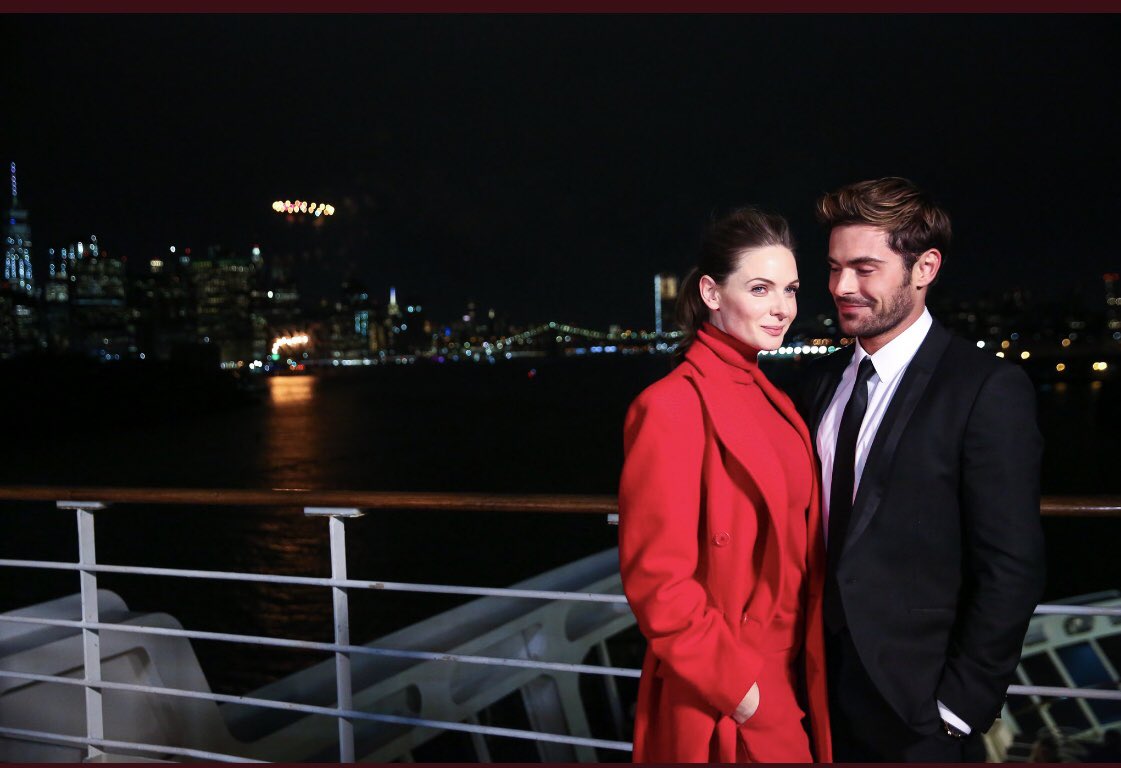 ZacEfron's tweet image. I finally looked...😍 #GreatestShowman