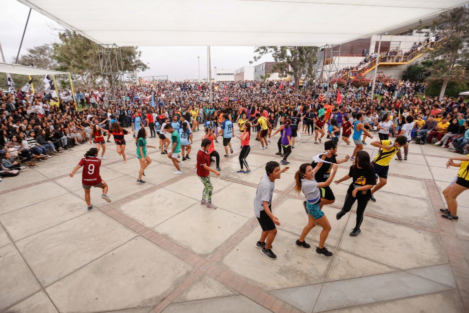 pucp's tweet photo. Participa en el gran Bailetón de #CasaAbiertaPUCP2017. #Se100tePUCP #100PUCP https://t.co/QUa4hQW23x https://t.co/xOxc03ujhV