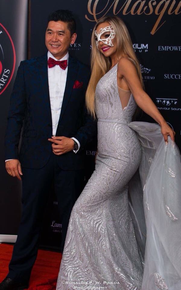 Bellavrondos's tweet photo. My amazing con host #mainboss the night 😍 #davynugen #familyfoodfight #masqurade #ball #fun #greatfriendships #2018takeover https://t.co/Pl41bCfAQt