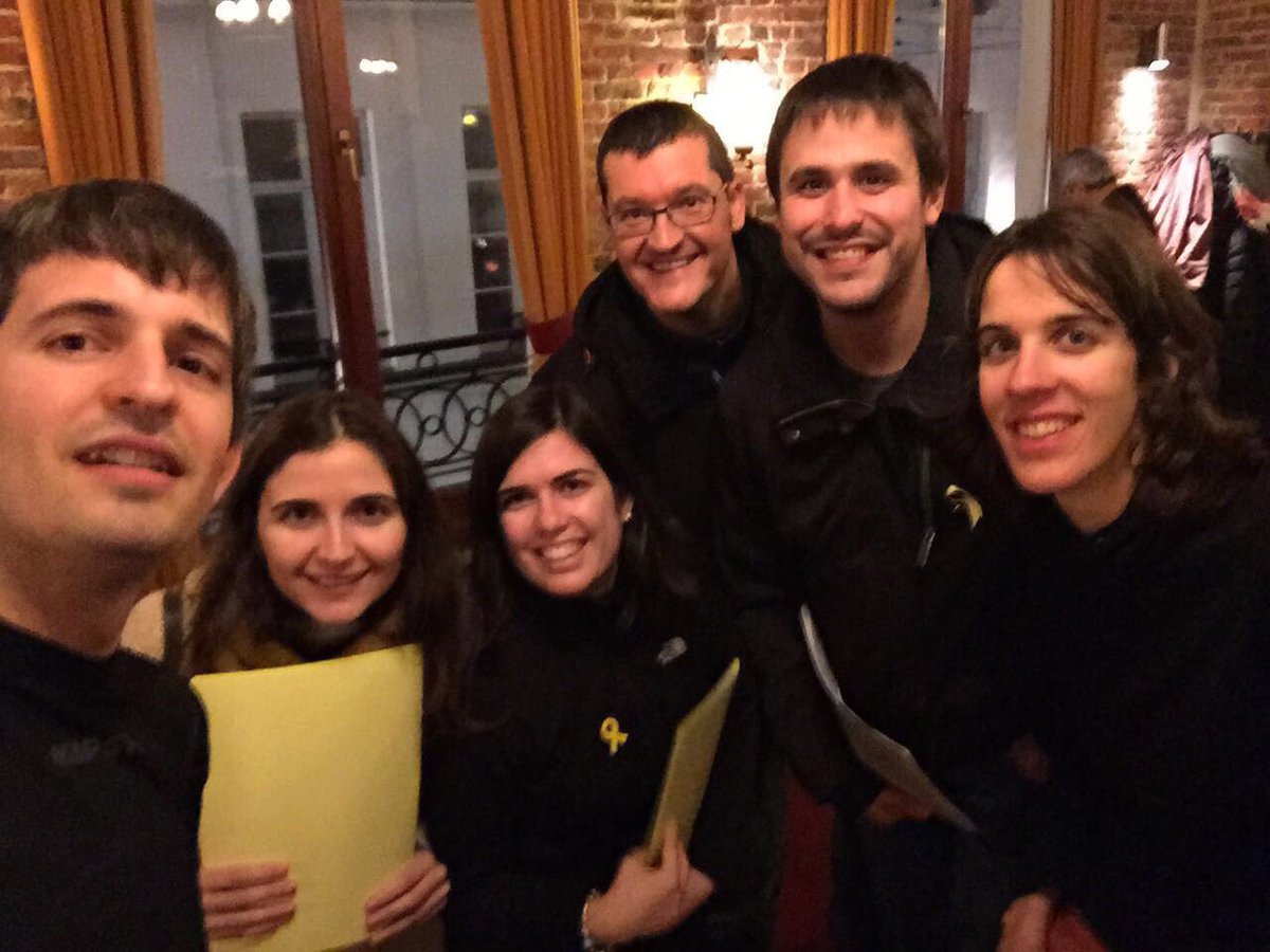 JoventutsUnides's tweet photo. Ens arriben fotos dels cantaires que van participar a la trobada de Brussel·les. Va ser tot un èxit! #WakeUpEurope #RoadToBrussells https://t.co/Fm3a1njeba