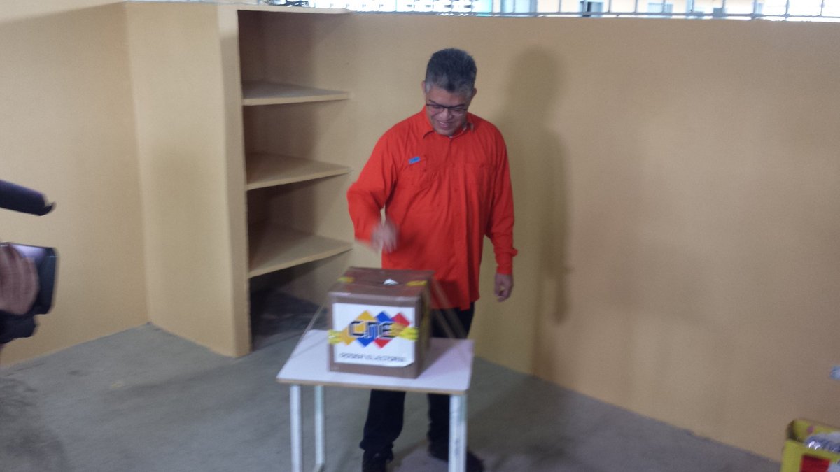 mineducacion_ve's tweet photo. #EnDesarrollo Ministro @JauaMiranda ejerciendo su derecho al voto desde la Escuela Básica Alberto Smith, Ocumare del Tuy #Miranda #AVotarPorElFuturo @NicolasMaduro https://t.co/r13EPh23Hn
