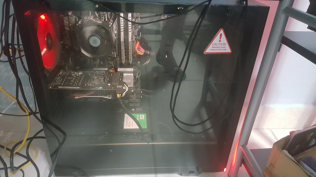 FuJeCris99's tweet photo. Me falta el segundo monitor  una mesa mas grande  y unas turas led pero va en camino un saludo broo @Empershao https://t.co/U1yxpnCPkn