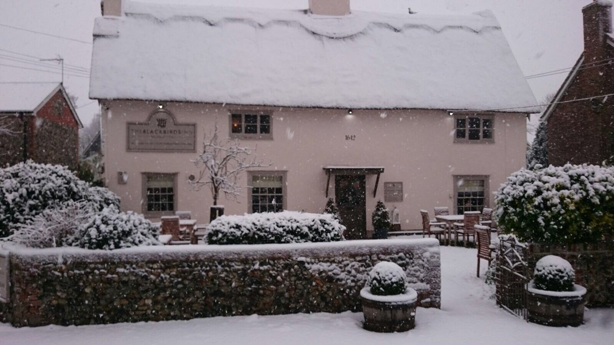 3_Blackbirds's tweet photo. The pub looked so beautiful in the snow today! #sundaysnowday #localpub https://t.co/EWnRAbm8QB