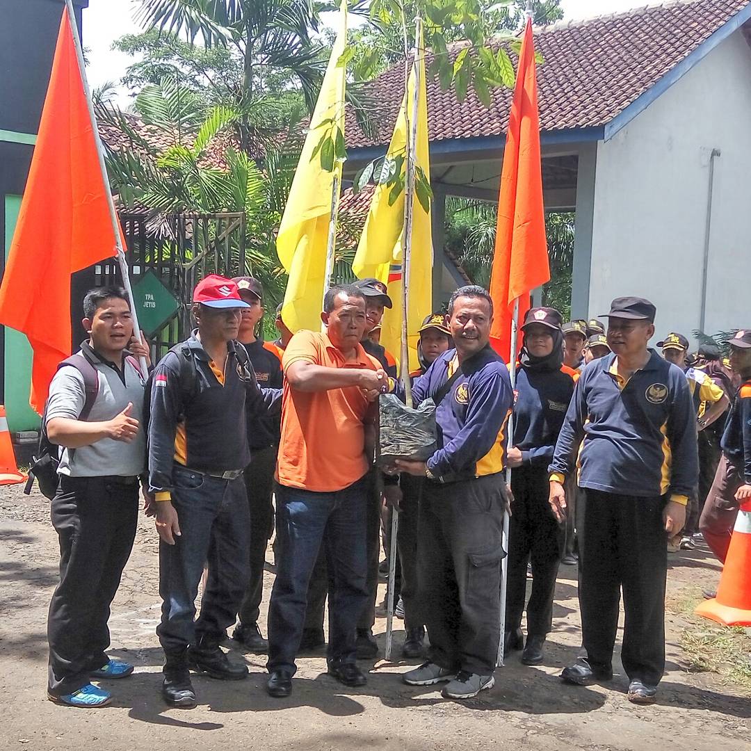 Bantuan bibit yg diserahkan secara simbolis olh Kepsek SMK PN #purworejo kpd Kasi Persampahan danLimbah <a href="/klh_pwrj/">Dinas LH Purworejo</a> <a href="/TpaJetis/">TPA JETIS LOANO</a>