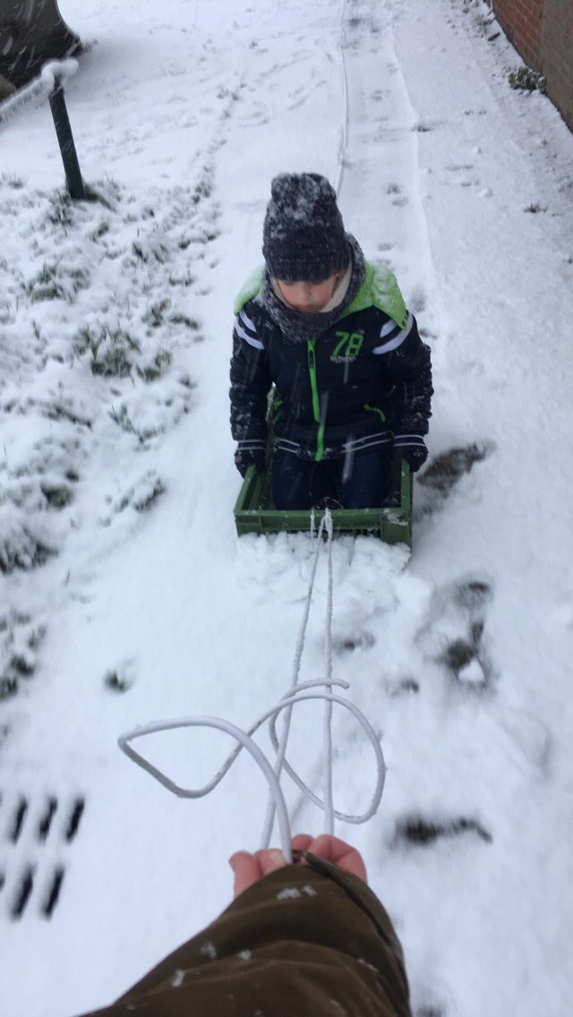 Virginialacet's tweet photo. @RTLnieuws sneeuw in leerdam https://t.co/XfHTsYXQuV