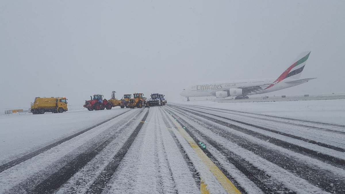 Schiphol's tweet photo. Our snowfleet is working hard to clear the runways as well as possible. https://t.co/E2GUyDkFDQ
