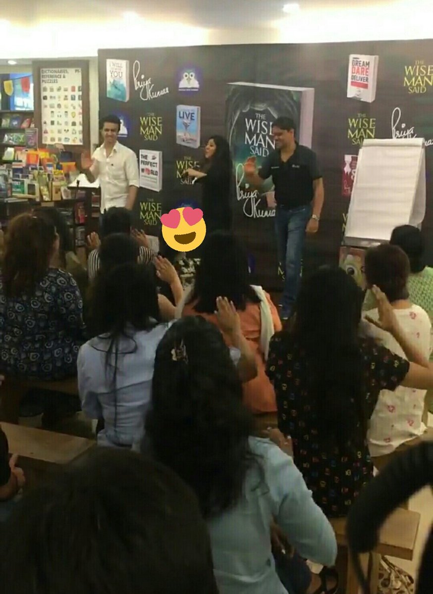 HarishaSNPK's tweet image. #AuthorMeet @kumarpriya 😍💕😘 #TheWiseManSaid 💕