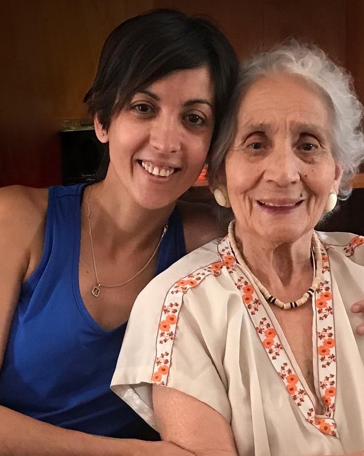 La #Nieta126, hija de Violeta Ortolani y Edgardo Garnier, conoce a su #Abuela Blanca Díaz de Garnier en Concepción del Uruguay, Entre Ríos. Felicidad, amor y recuerdos acompañan el día de encuentro. Los rasgos de la nieta toman sentido en los de su abuela. #BienvenidaALaVerdad