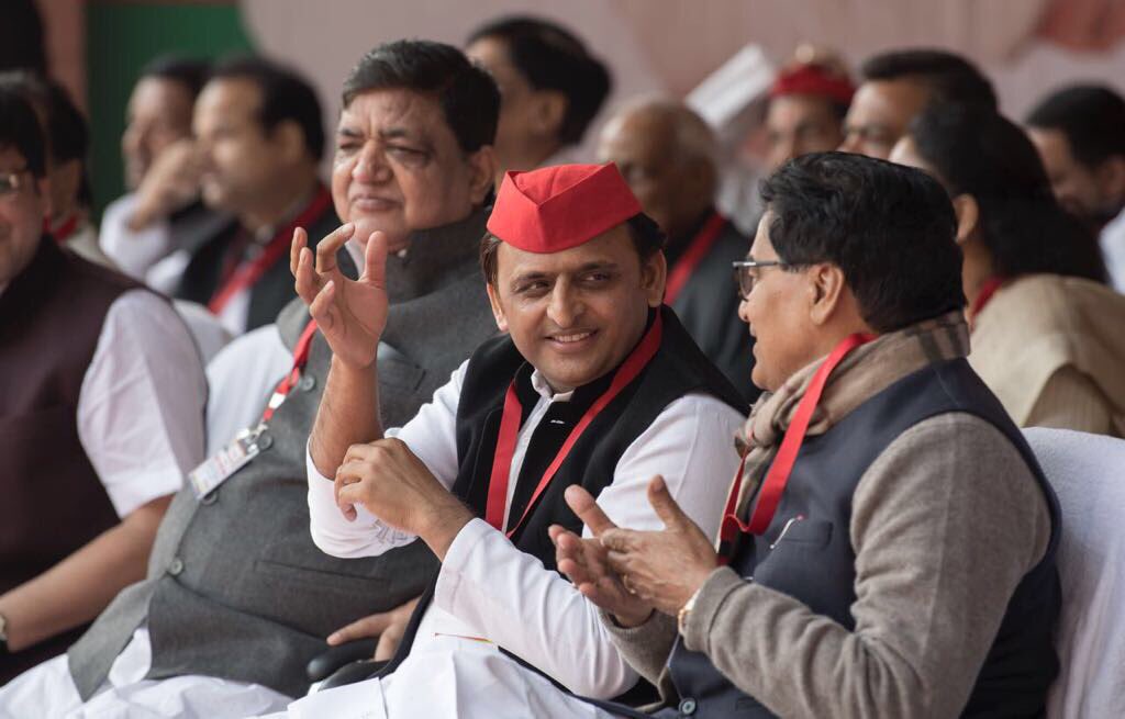 yadavakhilesh's tweet photo. साथ आएँ व्यापारी, साथ निभाएँगे समाजवादी’, पार्टी कार्यालय में आयोजित उत्तर प्रदेश उद्योग व्यापारी संगठन के व्यापारी सम्मेलन के दौरान। https://t.co/5kWuX2OpyV