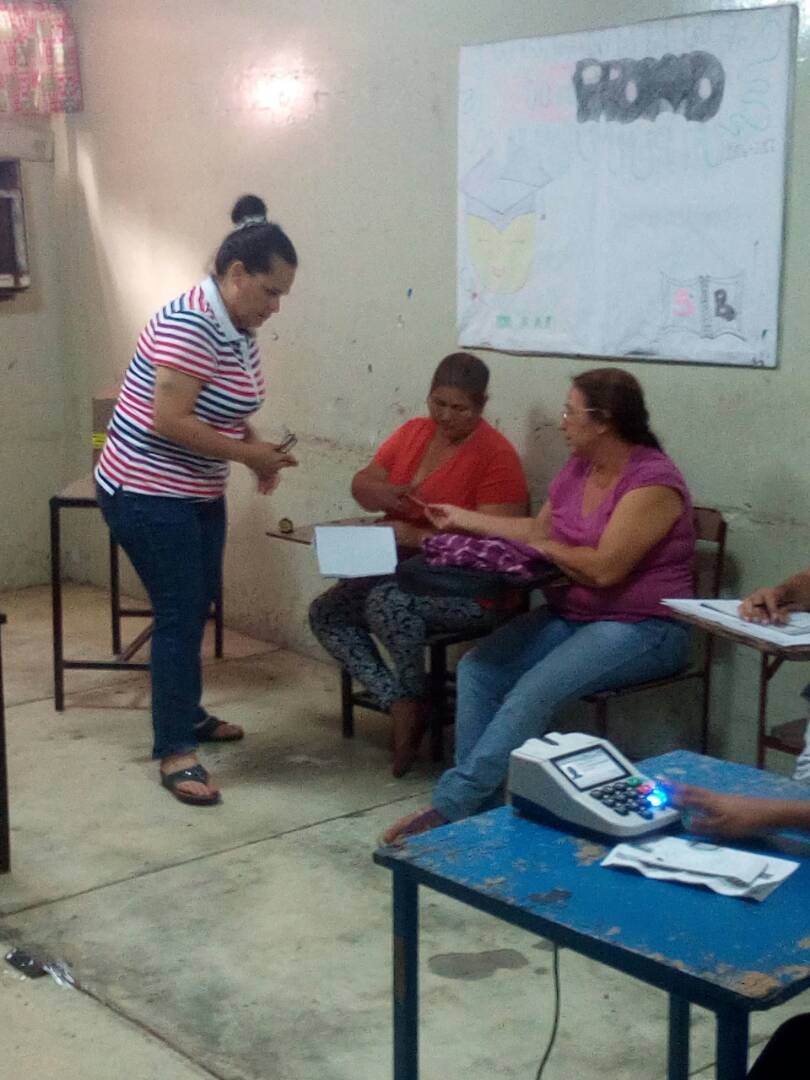 Jenny_psuv's tweet photo. Cumplimos con nuestra Patria y nuestra hermosa región. Reconocemos la gran labor de la FANB y el CNE para garantizar un proceso electoral fluido, seguro y eficiente. ¡Viva Chávez! ¡Viva el Pueblo del Zulia! #FuturoSeguro https://t.co/Bn0jVaG3fH
